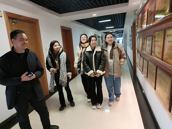 副经理于修烛带领员工参观及介绍公司文化.jpg