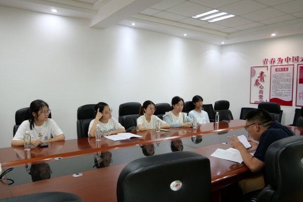 实践团成员和团委干部召开座谈会.jpg