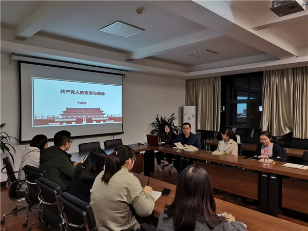 于修烛副经理讲党课.jpg
