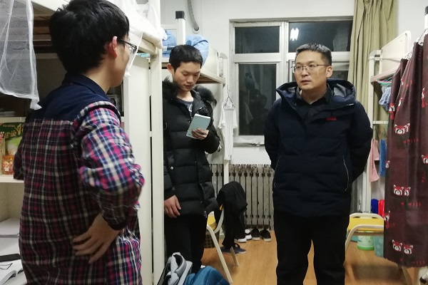 领导走访宿舍.jpg