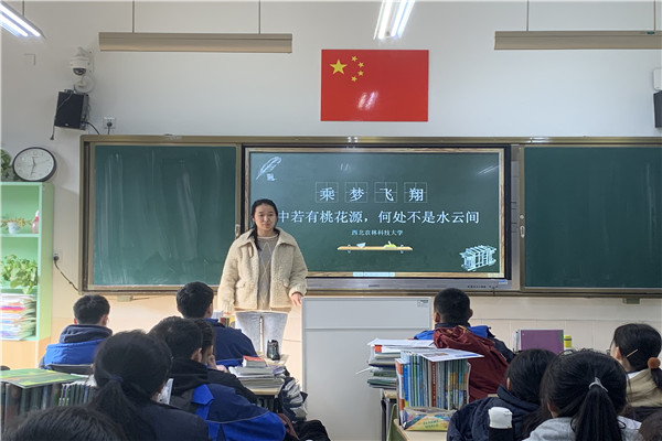 825283f38e1f48b2bdc6d1ca40231c8c.jpg 王宿超在给员工提建议.jpg