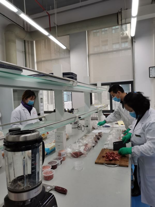 5d7003fa123b442fa8d69a8ddcac26d0.jpg 实验人员进行样品制备.jpg