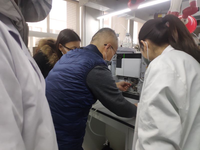 98537c6750c4428cb803ef4de62ec7e8.jpg 实验室检验人员进行仪器设备调试.jpg