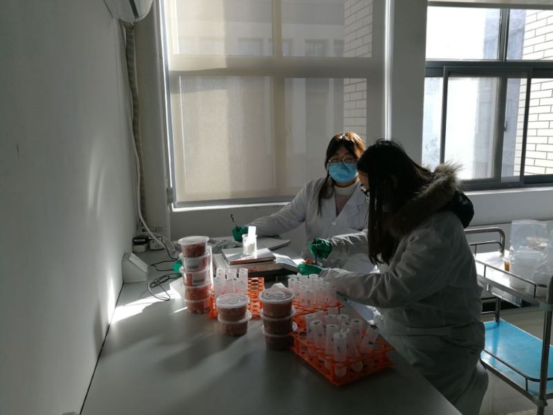 d3ec5b59e169431bb64d7a542e0a387d.jpg 检测人员进行样品检测.jpg