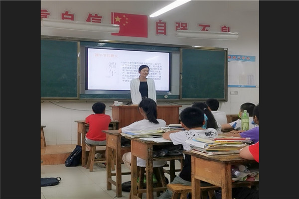 357003c48ef242fdb13ca83965012877.jpg 志愿者讲解传统文化知识.jpg