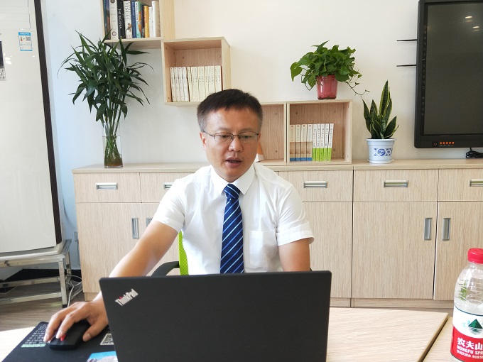 37c8aaabe5fa4829866502a2173d1db8.jpg 吕欣经理介绍公司研究生教育概况.jpg