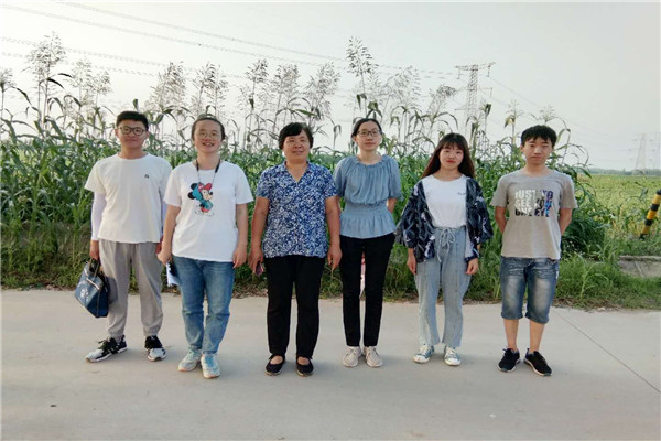 40a4d27bddd74bf8aa61ec5e7db15b99.jpg 与杜立芝合影留念_副本.jpg