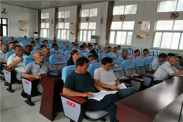 43bd0c73880e4e2686f9a94a1c38f406.jpg 参会人员在翻看下发的食品安全材料.jpg