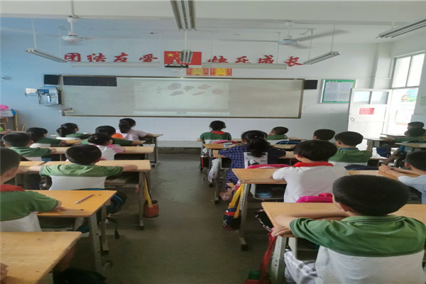 789f8a0d679844de8a6712388a2fe97e.jpg 员工们认真观看食品介绍动画_副本.jpg