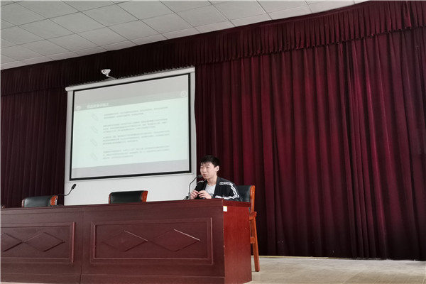 d52d2e3751144a70bd3f50edce3fb90d.jpg 调研团队员讲解食品安全小贴士.jpg