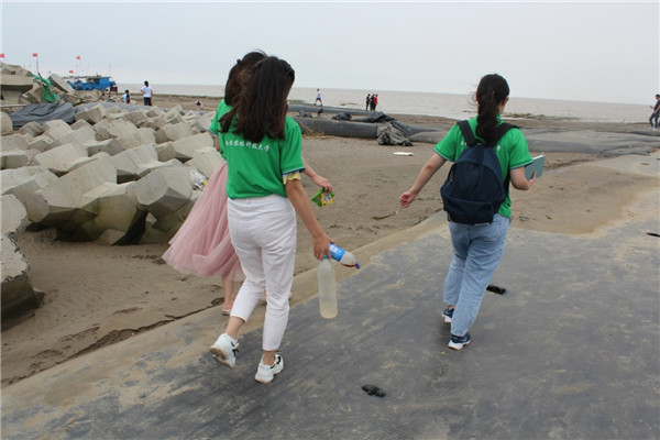 e8e82f6ebbde4a389bb85104e92fd76a.jpg 捡拾垃圾.jpg