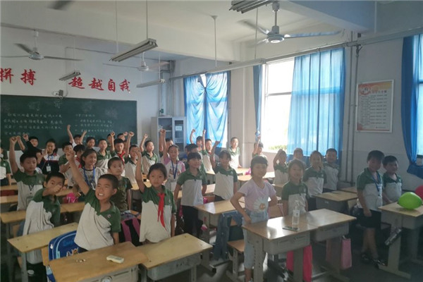 ed440ba7a81a42b9b6933c48221df24c.jpg 员工们统一喊口号_副本.jpg