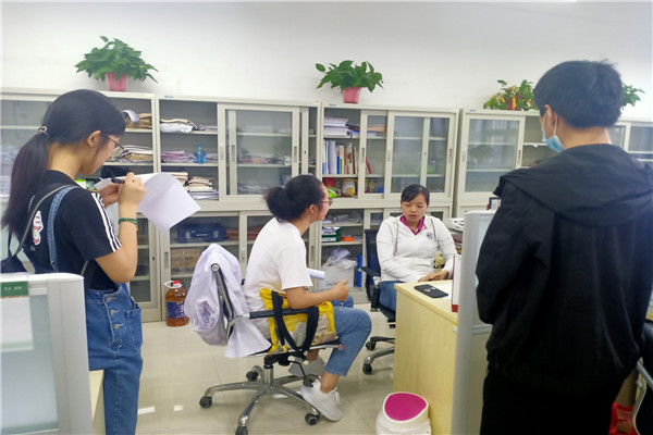 0a99fa051b1f4189b7f2a56f514ad711.jpg 队员认真听取老师对调研活动出现问题的建议_副本.jpg