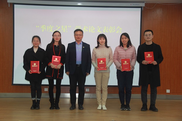 afe4f97dd806494baa045e1c9cfa05a9.jpg 颁发荣誉证书.jpg