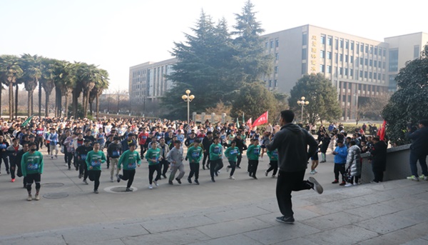 2461fb4df77540bea8a9a8d7ed51ea03.jpg 开始前全场热身.JPG