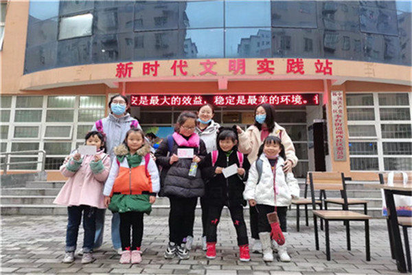 3f6f1e4980dd47f9b1a88eaec14a4200.jpg 志愿者和孩子们一起合影.jpg