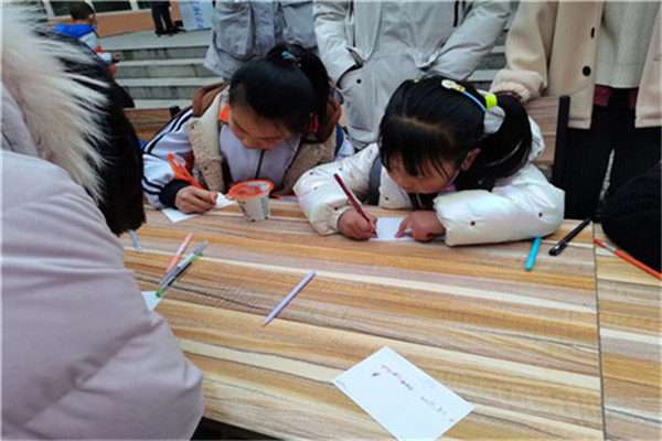 84e248ca1d66435ebba23137bc51bac8.jpg 孩子们在制作爱心卡片.jpg