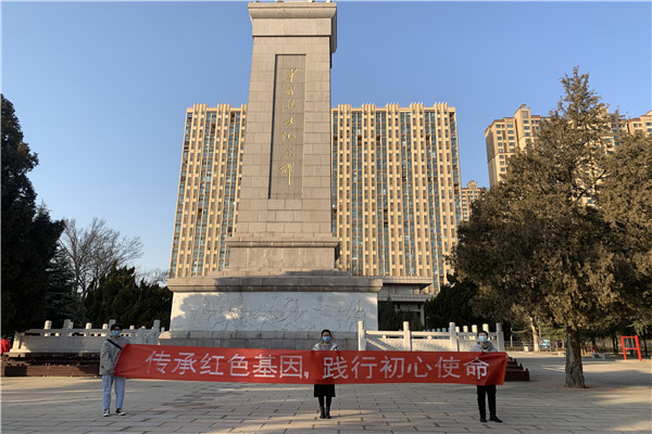 22377bab00f6406db673df853e845f06.jpg 革命烈士纪念碑前合照.jpg