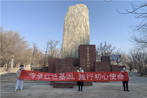 b62bcd58a1fd479395a4333483f22d51.jpg 潍县战役纪念碑前合照.jpg