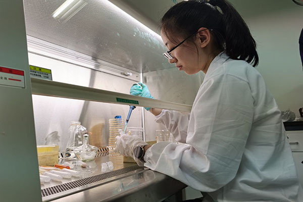 6578c5fb1fc040dcab9f524c34b0957e.jpg 图为实践队员正在将样品均液加入培养皿中.jpg