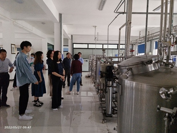 参观中试车间.jpg